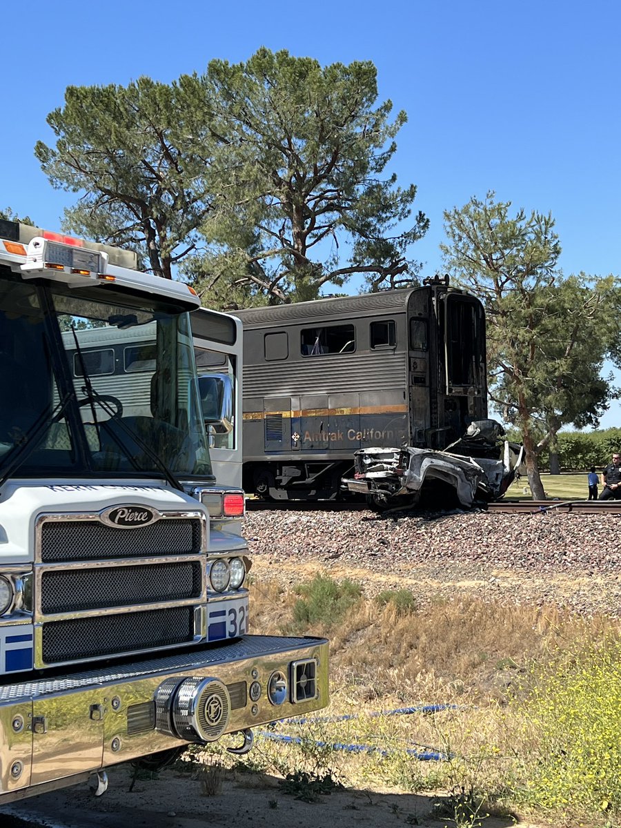 kerncountyfire's tweet photo. Active Incident- Reinforced Rescue. @kerncountyfire on scene of a vehicle vs train. South side of Shafter, CA along Santa Fe Way between Orange St and Burbank street. Traffic closed in both directions, avoid the area if possible. https://t.co/SERzollI1E