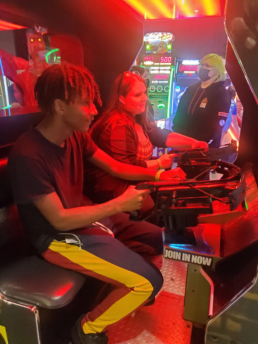 Laura Schuhwerk tweet media