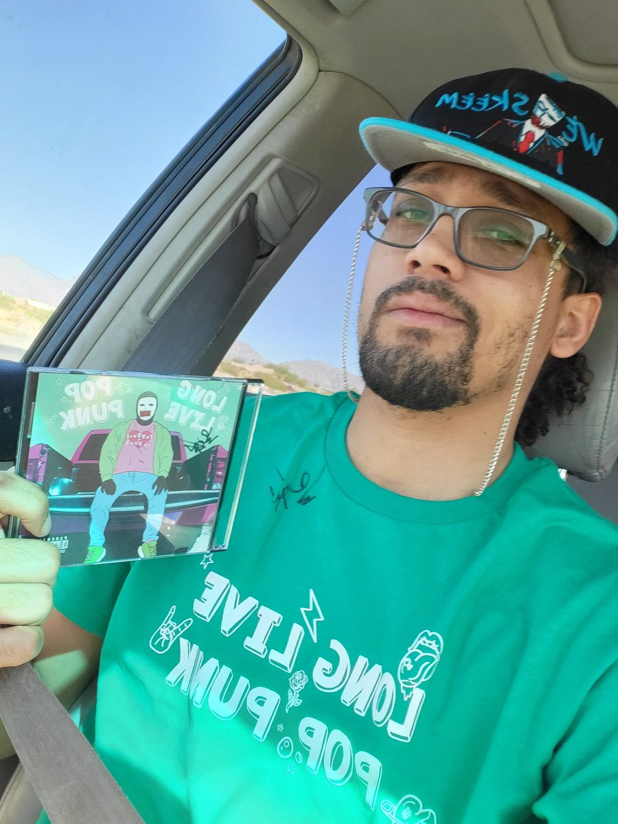 AfroDJQuincy's tweet photo. Got to the best album that thats released on Friday 13th(today) Long Live Pop Punk by my bruv @WeSkeem we don't listen to that other guy who released today here #WeirdoClutInTheHouse
#LongLivePopPunk #WeSkeem https://t.co/eX7dmxud47