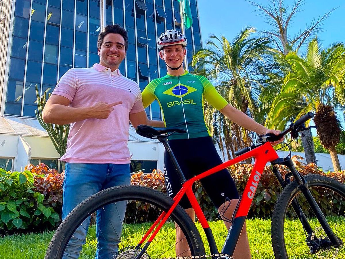 FelipeSanches20's tweet photo. Esportistas barbarenses voando! Hoje eu e o prefeito Rafael Piovezan recebemos o Guilherme José da Silva, que no próximo dia 28 vai estar em Catamarca, na Argentina, para disputar o Panamericano na modalidade Mountain Bike XCO. Boa sorte, garoto! https://t.co/bAK2mlOArp