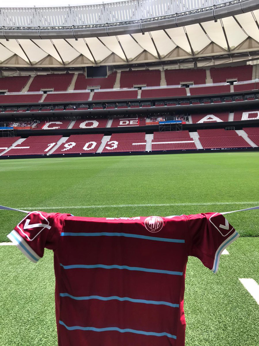 CJM_40's tweet photo. Nuestra camiseta en el Wanda Metropolitano!!!! 💪⚽️
Gracias a Paul, jugador de la selección de la Liga Universitaria. 
Un orgullo para todo el CJM + 40
Vamo arriba y éxitos para toda la banda!!!!
@ClubJesusMaria https://t.co/H3zJ3J2cLV