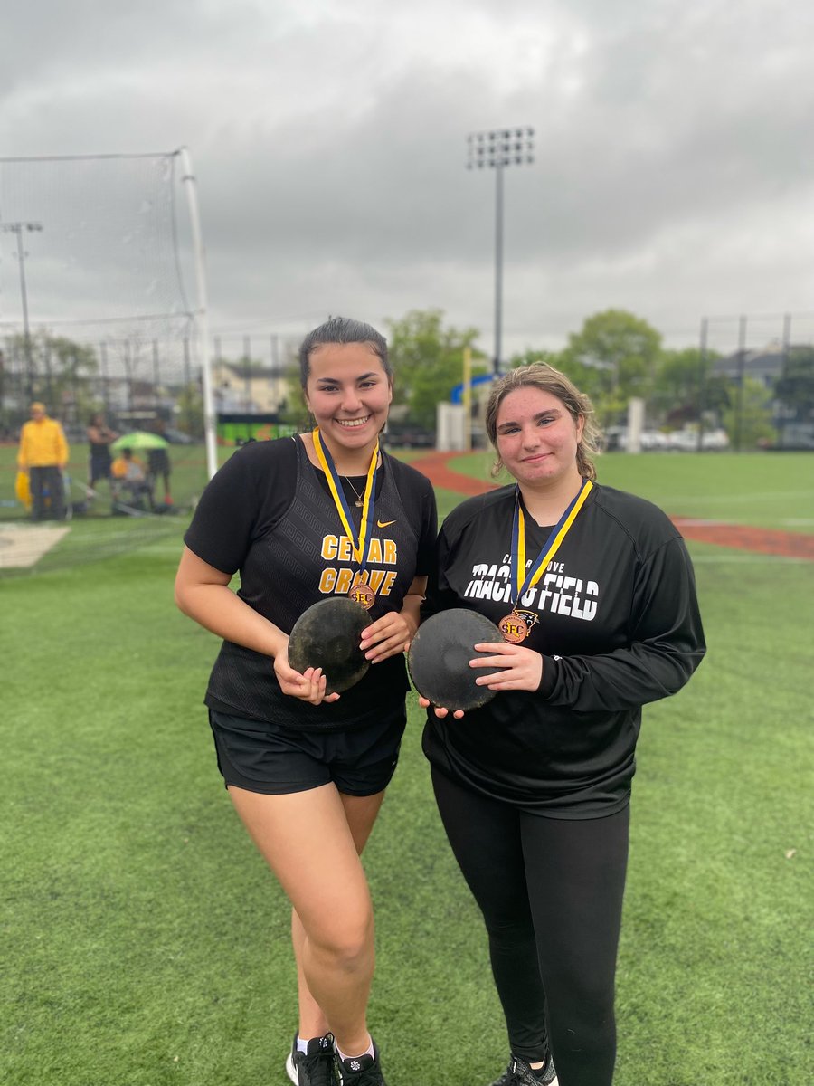 Julia places 3rd and Siena places 6th in discus!