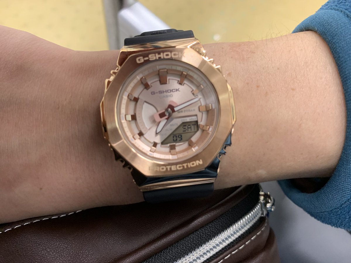 miyakatsu8gen's tweet photo. 自分への誕生日プレゼントということで
最近狙っていたG-SHOCKのGA-2100のピンクゴールドを購入。
ベルトが柔らかくて付け心地が良い。
小ぶりで視認性も良い。
今までメイン使いのGA-900もゴツくて好きやから
これからは気分で使い分けしよう。
#GSHOCK
#GA2100
#GA900
#カシオーク https://t.co/a74KAjSaJh