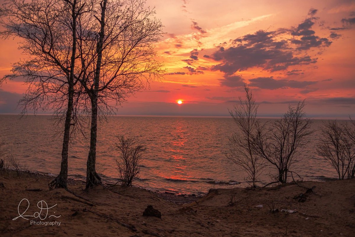 Sunset along the shoreline of Lake Superior at McLain State Park in Hancock Township, Michigan. Photo from <a href="/ID_photo_graphy/">Isaac 📸</a>. #miwx