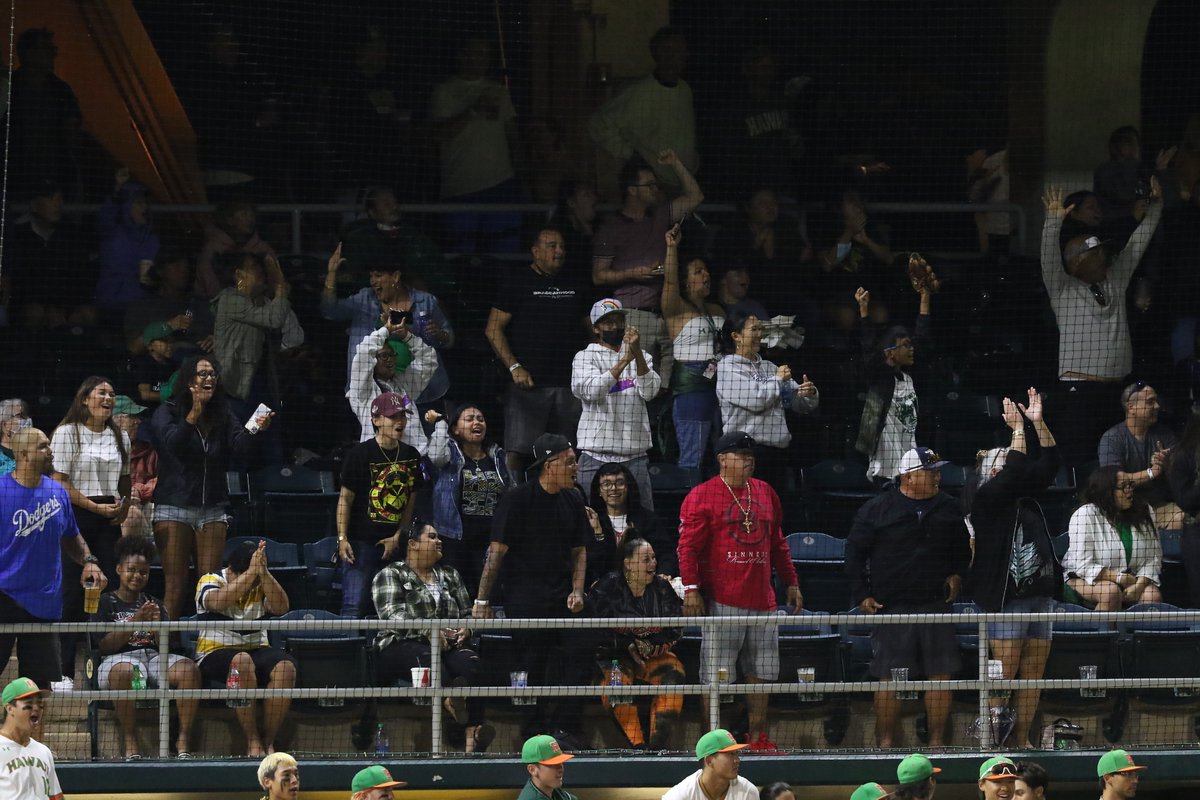 Busy night on campus with a graduation ceremony and <a href="/HawaiiBaseball/">Hawaii Baseball</a> hosting CSUN, with <a href="/HawaiiMensVB/">Hawai‘i Men's Volleyball</a> visiting the Les. 

Be prepared when it comes to parking. #GoBows

➡️  bit.ly/3FOtMBu