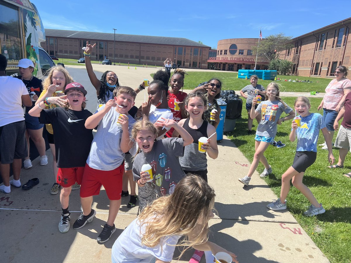 MrsFordWT's tweet photo. A glimpse of 5th Grade Fun Day today! Thanks to Kona Ice for joining us! Featuring a photo bomb by CWLS Superintendent @JSotlar! A great day was had by all! #CWway @WinTrailCW https://t.co/nSuFk4uxJj