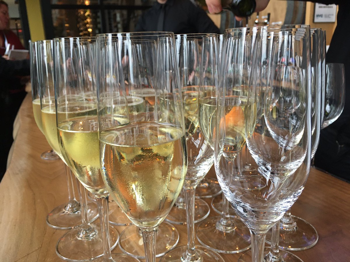 wfuv's tweet photo. The #BashBubbly is flowing as the #FUVBash kicks off at @CityWineryNYC. More to come … and thanks to our artists: @LowCutConnie @BettyeLaVette @SteveEarle @rachaelnvilray and @KennedysThe. https://t.co/N83zf1lfrF
