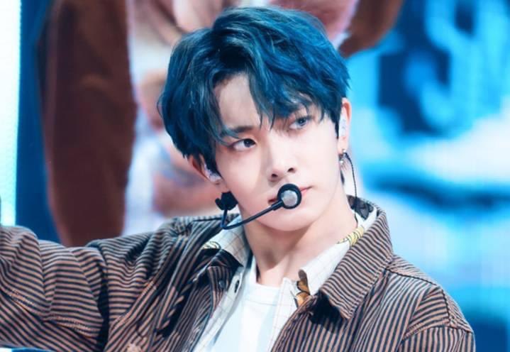 PRISMJAS0N's tweet photo. — segera mendekatkan pelantang suara pada bilabialnya. “Naneun neomu deundeunhajyo~” (https://t.co/AYNaWCwufD) Baritonnya kembali menyapa sepasang rungu milik seluruh penggemar. Kuasa kiri milik Jason ia letakkan di depan dada; meresapi arti dari —