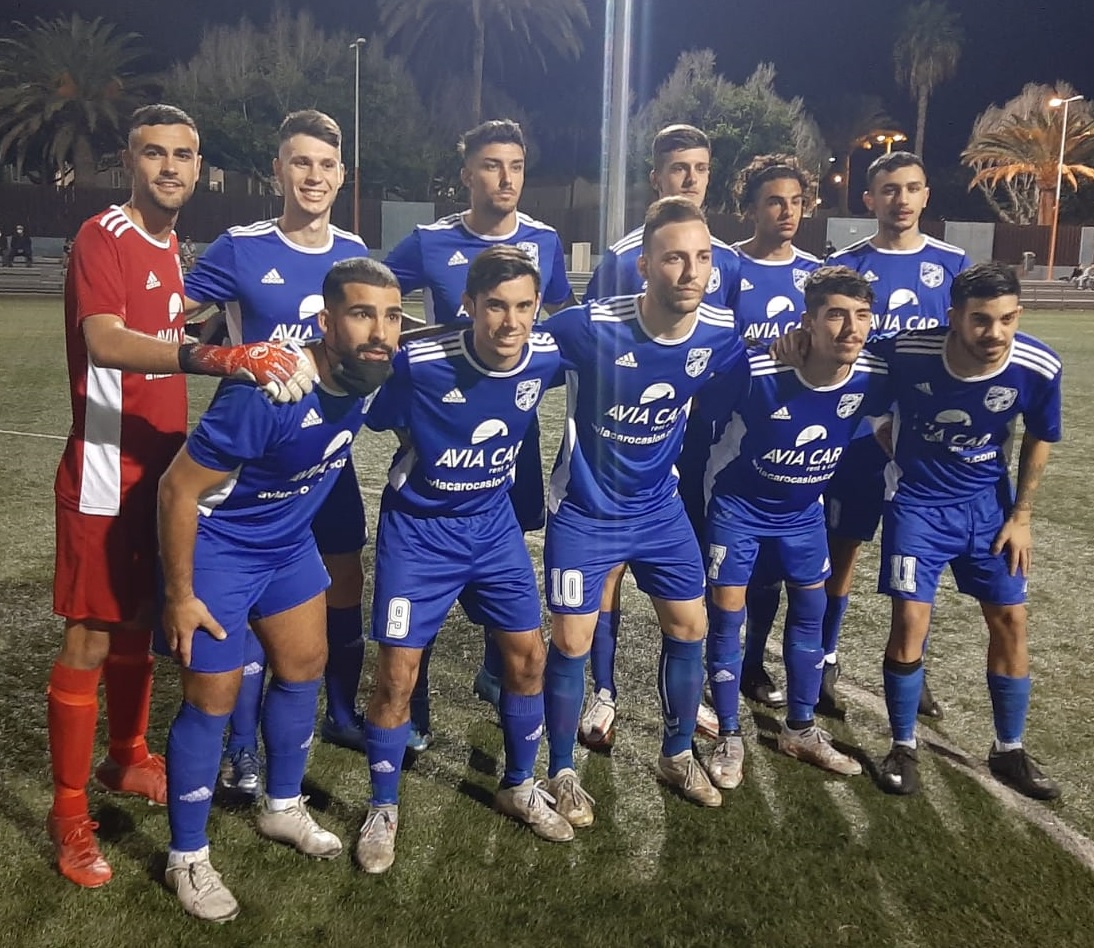 Antonioleonrgue's tweet photo. La @udsanfer Atlético dirigida por @odizeusch es desde esta noche nuevo equipo de Regional Preferente, sin jugar esta jornada y aprovechándose del tropiezo del CD Juan Grande que perdió 1-4 hoy con @CfMajoreras.

El filial suma 83 puntos y los de Juan Uva 76, quedan 2 jornadas. https://t.co/DkTw6uIG0R