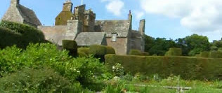 tourscotland's tweet photo. Tour #Scotland 4K #Spring travel video Blog, with #Scottish music, of #Earlshall #Castle and gardens on ancestry, genealogy, family history visit and trip to #Leuchars, #Fife. The castle was built by Sir William Bruce, a survivor of the Battle of Flodden https://t.co/cHv0VGmVLM https://t.co/Q48KHMVdJG