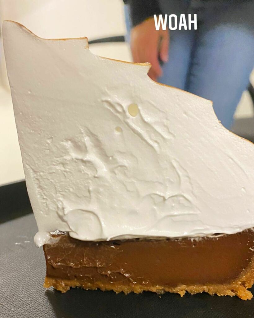 jbchang's tweet photo. Someone accidentally topped a chocolate cream pie with mile high marshmallow meringue and now I think they are genius!!!! 🤯🍫🥧🙌 #creamy #dreamy #chocolatey #chocolatemeringuepie #flourbakery #amazed #newpie #genius https://t.co/SSpYcd36tH https://t.co/qAQFeZbXUe