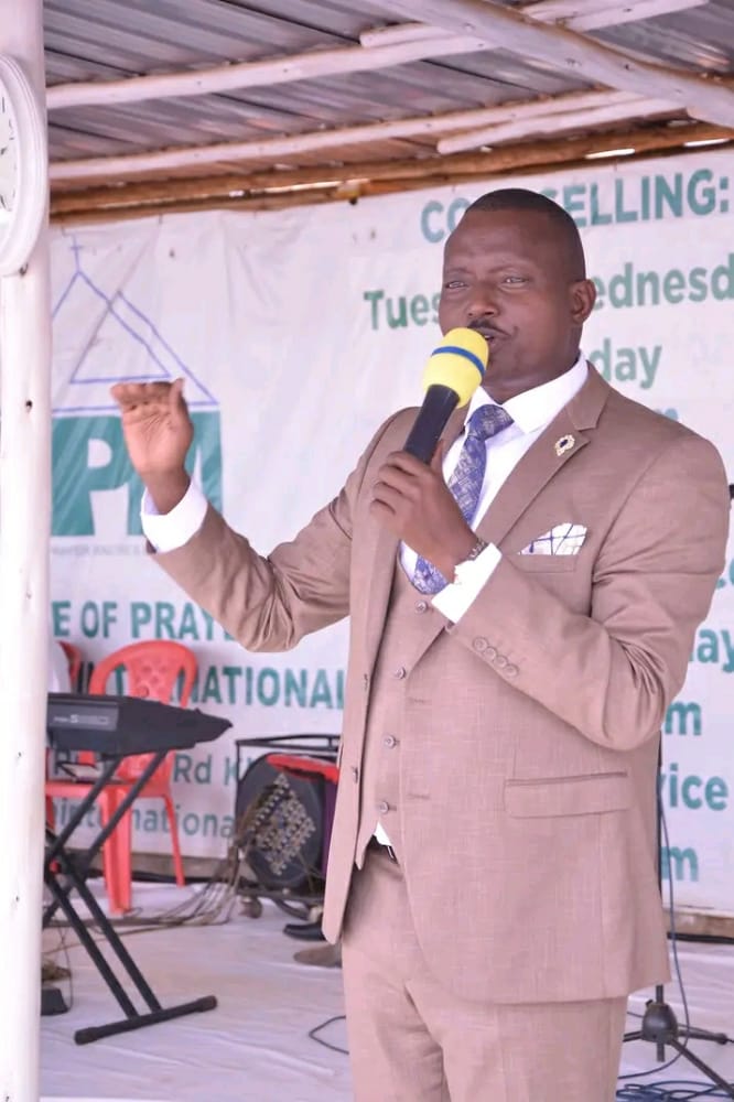 RODMEDIAUGANDA's tweet photo. Take  Notes ,
1.Put in mind that you are not here for men,  You are there for God 
2  .Live to Inspire  Others  
3. Be with faith in God  “Jeremiah *32:26-27” ~ House of Prayer Ministries International  - Pastor Bujingo 
#RODUpdates https://t.co/KauVwk2Kfn