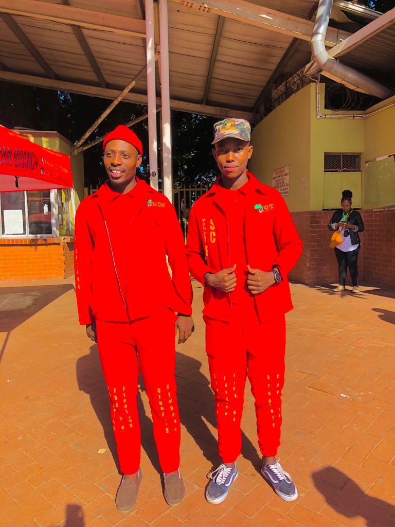 UNjivarh's tweet photo. Residence and Liaison Officer and Accademics of @EFFSCDutDn  #REDFriday #1MillionMembership 🖤💚❤️ @EFFSouthAfrica @SAfmnews 
We won't stop but we'll intensify the struggle of a black marginalized masses that are downtrodden with the university of Trouma🤲🤚🏿🖤💚❤️ https://t.co/p2MhnDeNg0