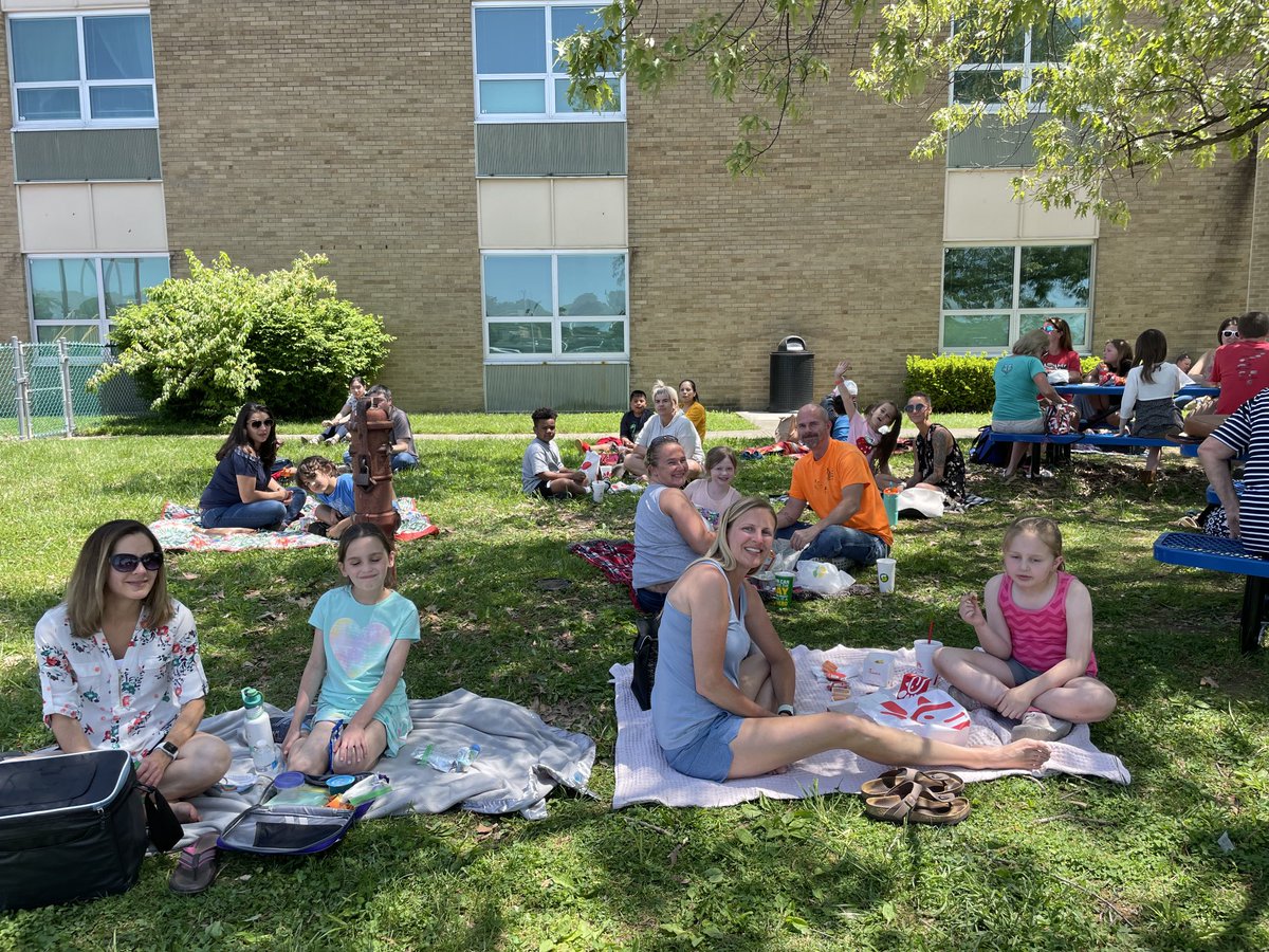 Creeksidetweet's tweet photo. Second Grade Families enjoyed lunch with their cub!🐻❤️#parentconnection #WeareLakota https://t.co/ebb2JbOSqC