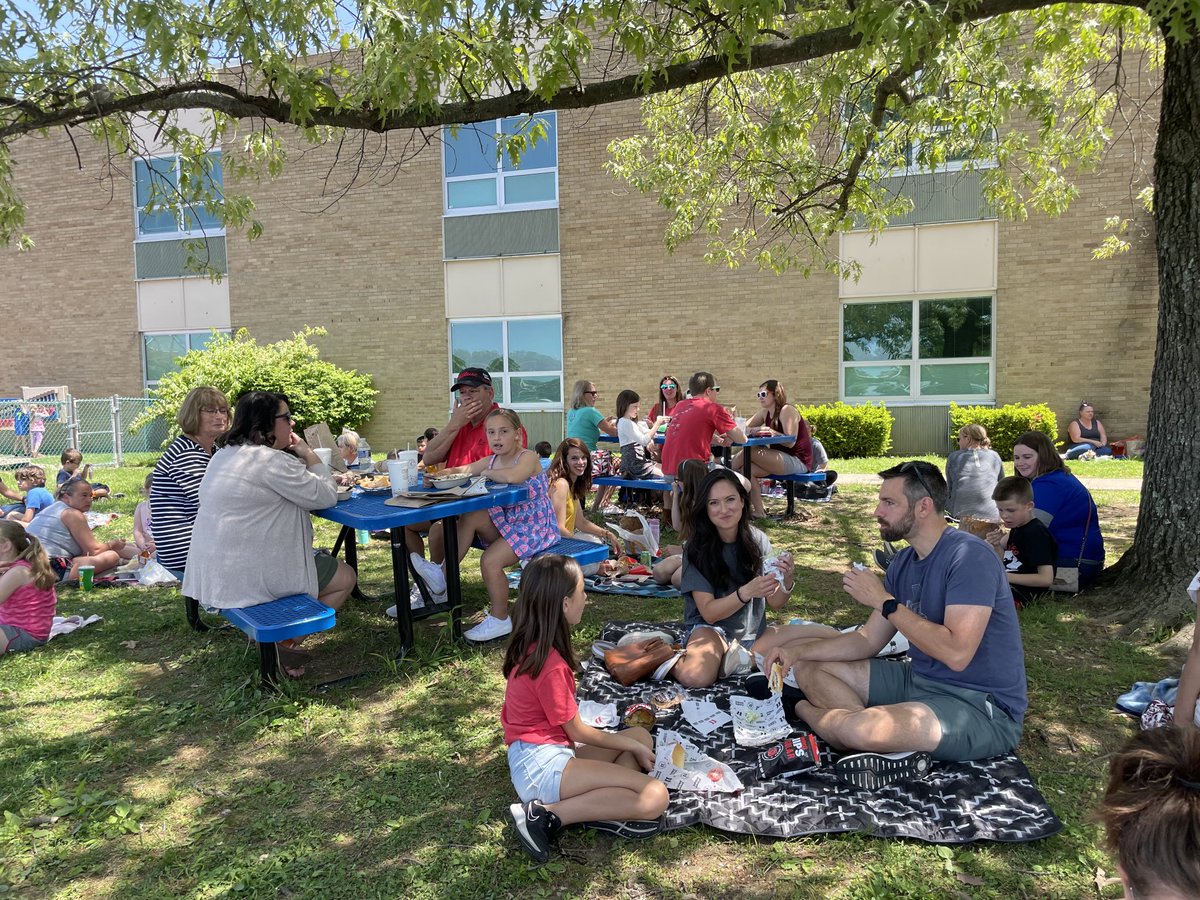 Creeksidetweet's tweet photo. Second Grade Families enjoyed lunch with their cub!🐻❤️#parentconnection #WeareLakota https://t.co/ebb2JbOSqC