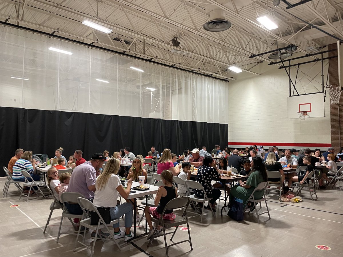 Creeksidetweet's tweet photo. Second Grade Families enjoyed lunch with their cub!🐻❤️#parentconnection #WeareLakota https://t.co/ebb2JbOSqC