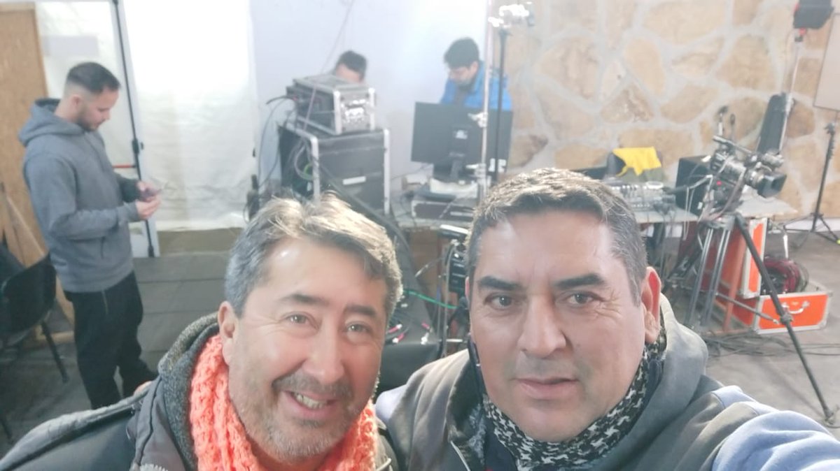 rtn_neuquen's tweet photo. 🍴🍷🍸 El equipo de RTN preparando todo para el programa especial de hoy y mañana a las 20 hs. 😋😋 @Festival_Chef https://t.co/1ZZH6VmVGS