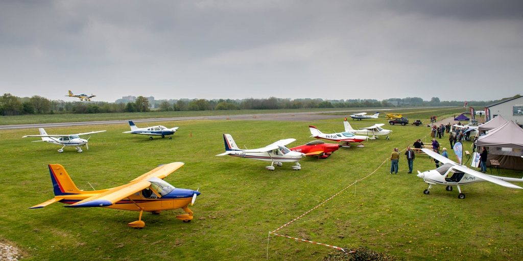 Bezoekende vliegtuigen tijdens de FLY in op vliegveld Drachten vorige week zaterdag.
