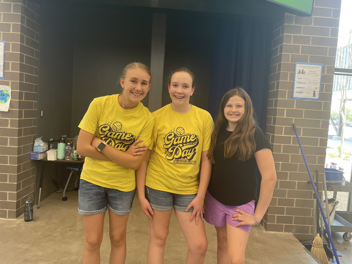 HoldenRavida's tweet photo. A few of our 5th Grade lunch helpers this week. Thanks for all that you do for our Kindergartners. They love you!!! #TallmadgeElementary #5thGradeRoleModels https://t.co/zr5d8iBIub