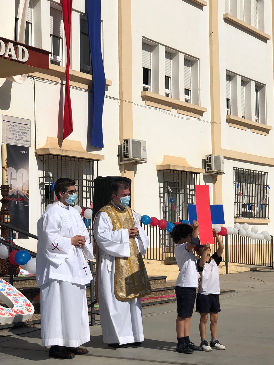 trinitariosCO's tweet photo. ¡¡50 años educando en Córdoba!! Hoy hemos celebrado la eucarist��a de clausura de los actos del 50 aniversario de @trinitariosCO @centrosFEST 
Trinitarios, una pasión azul y roja que ha inundado de libertad la ciudad de Córdoba. Go!!!
#50añoscontigo 
#go
#somosfest https://t.co/UfAL4naUTh