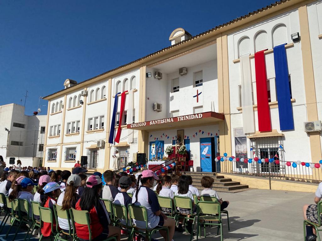 trinitariosCO's tweet photo. ¡¡50 años educando en Córdoba!! Hoy hemos celebrado la eucarist��a de clausura de los actos del 50 aniversario de @trinitariosCO @centrosFEST 
Trinitarios, una pasión azul y roja que ha inundado de libertad la ciudad de Córdoba. Go!!!
#50añoscontigo 
#go
#somosfest https://t.co/UfAL4naUTh