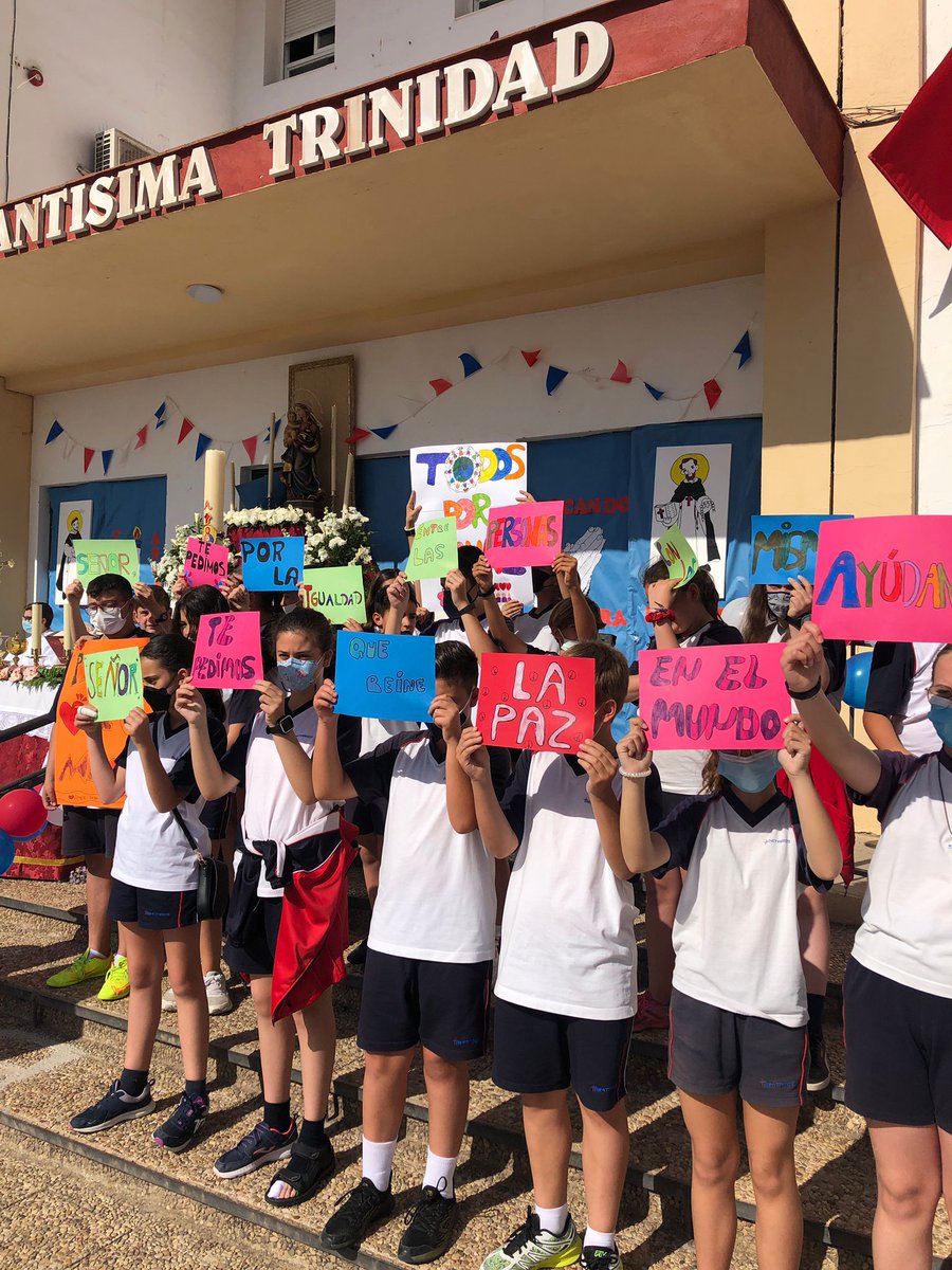 trinitariosCO's tweet photo. ¡¡50 años educando en Córdoba!! Hoy hemos celebrado la eucarist��a de clausura de los actos del 50 aniversario de @trinitariosCO @centrosFEST 
Trinitarios, una pasión azul y roja que ha inundado de libertad la ciudad de Córdoba. Go!!!
#50añoscontigo 
#go
#somosfest https://t.co/UfAL4naUTh