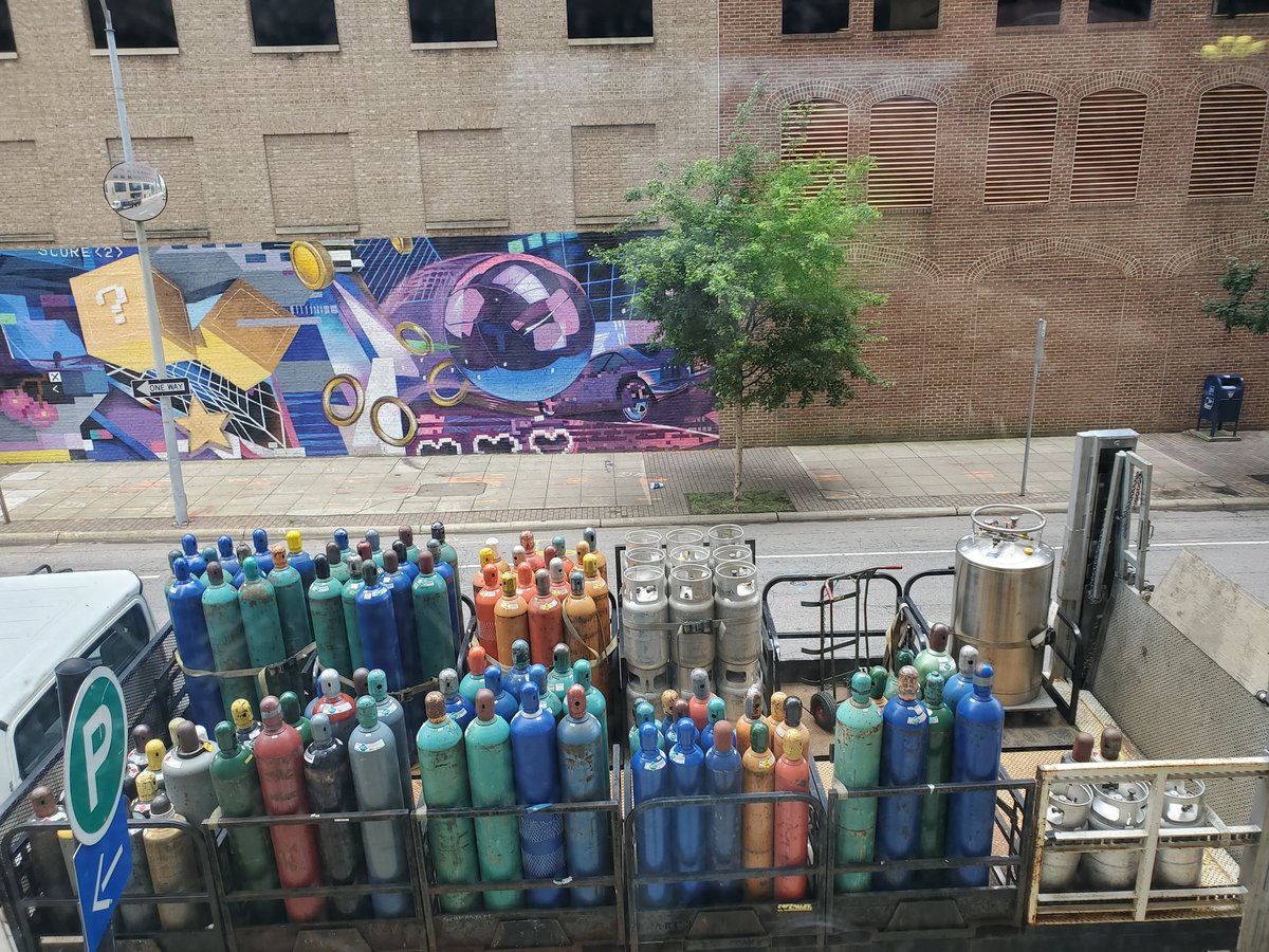 dawnbvaughan's tweet photo. #windowreport: What's that truck carrying? Helium? https://t.co/m899IIQSKH
