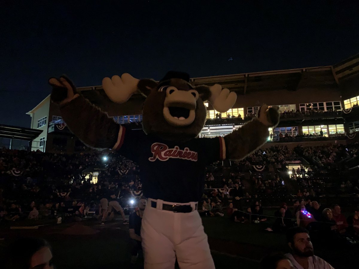 RainiersLand's tweet photo. Swipe to see what Rhu’s seeing. Beautiful, aren’t they? #TGIRF 
Thank the heavens above, it’s Rainiers Friday. First pitch is 7:05 PM and fireworks will follow the game. As is tradition. https://t.co/CzfgSjqBbs