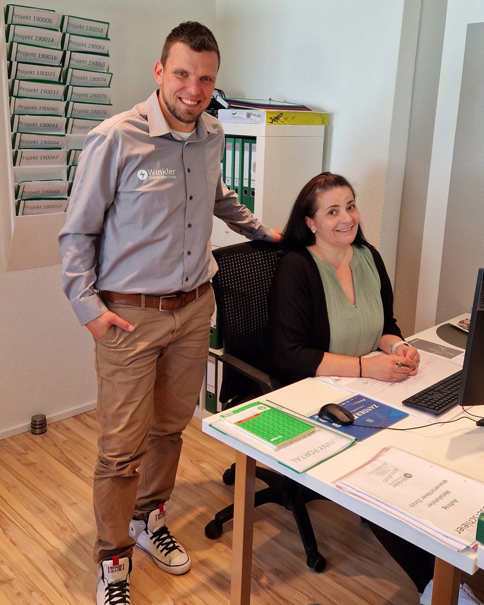 Michael52037051's tweet photo. Willkommen im #Team Nina! 👋
Wir haben ab jetzt #Unterstützung im #Büro.
Wir freuen uns sehr auf die bevorstehende Zeit mit Dir 😊 und wünschen Dir einen Toll #Start!

#Teamgeist #Zuwachs #Teammitglied #Mitarbeiter #Büroarbeit #Zukunft #Heiligenberg #Arbeitsplatz #Neu #Teamspirit https://t.co/cM2HrazAY9