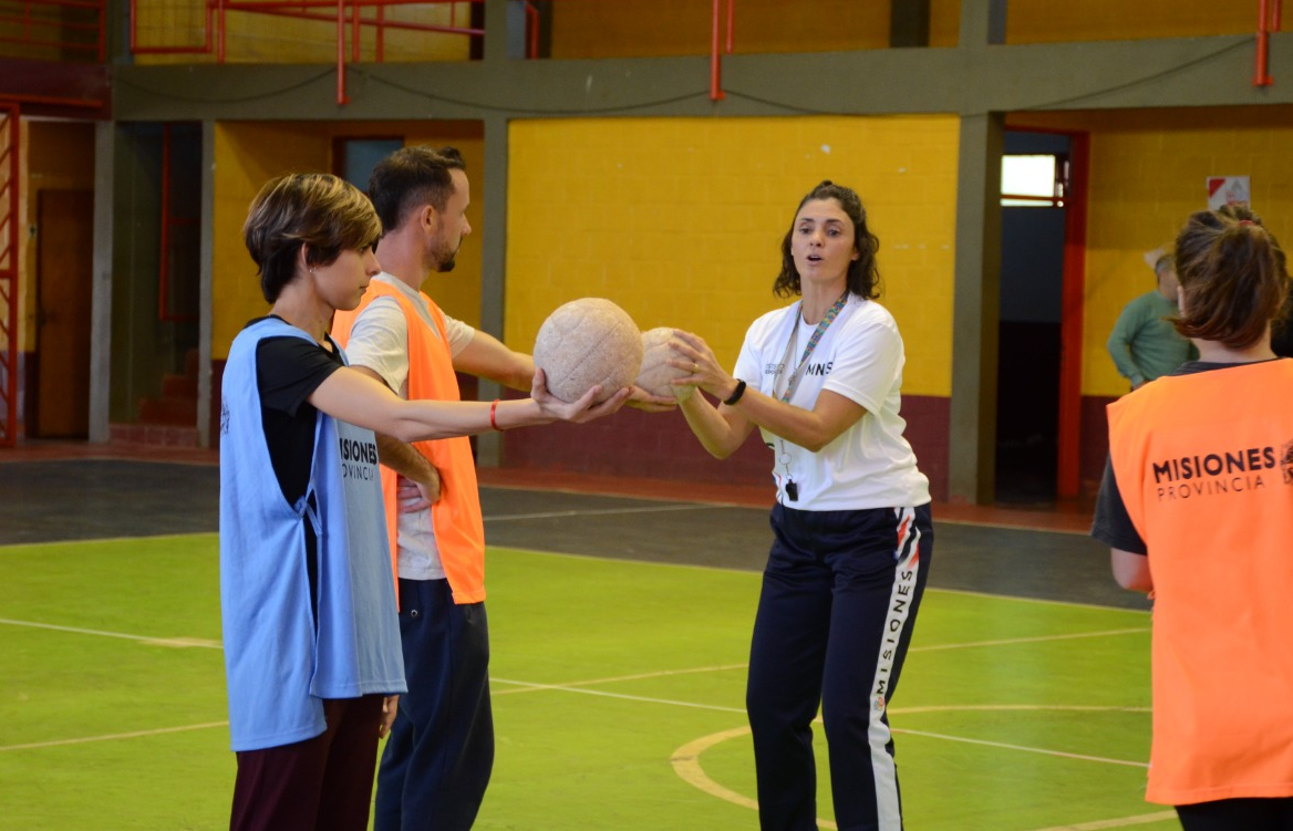MinDepMisiones's tweet photo. Programa Municipalización de Políticas Deportivas 

Hoy, #SaltoEncantado, dictamos una Clínica de Iniciación al #Cestoball, dirigida a estudiantes del Profesorado de Educación Física. 

El ministro @Hectorjcorti  y el interventor Andrés Podkowa, acompañaron la jornada. https://t.co/rgRe0k5VGA