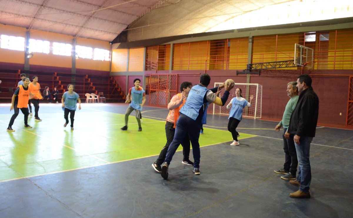 MinDepMisiones's tweet photo. Programa Municipalización de Políticas Deportivas 

Hoy, #SaltoEncantado, dictamos una Clínica de Iniciación al #Cestoball, dirigida a estudiantes del Profesorado de Educación Física. 

El ministro @Hectorjcorti  y el interventor Andrés Podkowa, acompañaron la jornada. https://t.co/rgRe0k5VGA