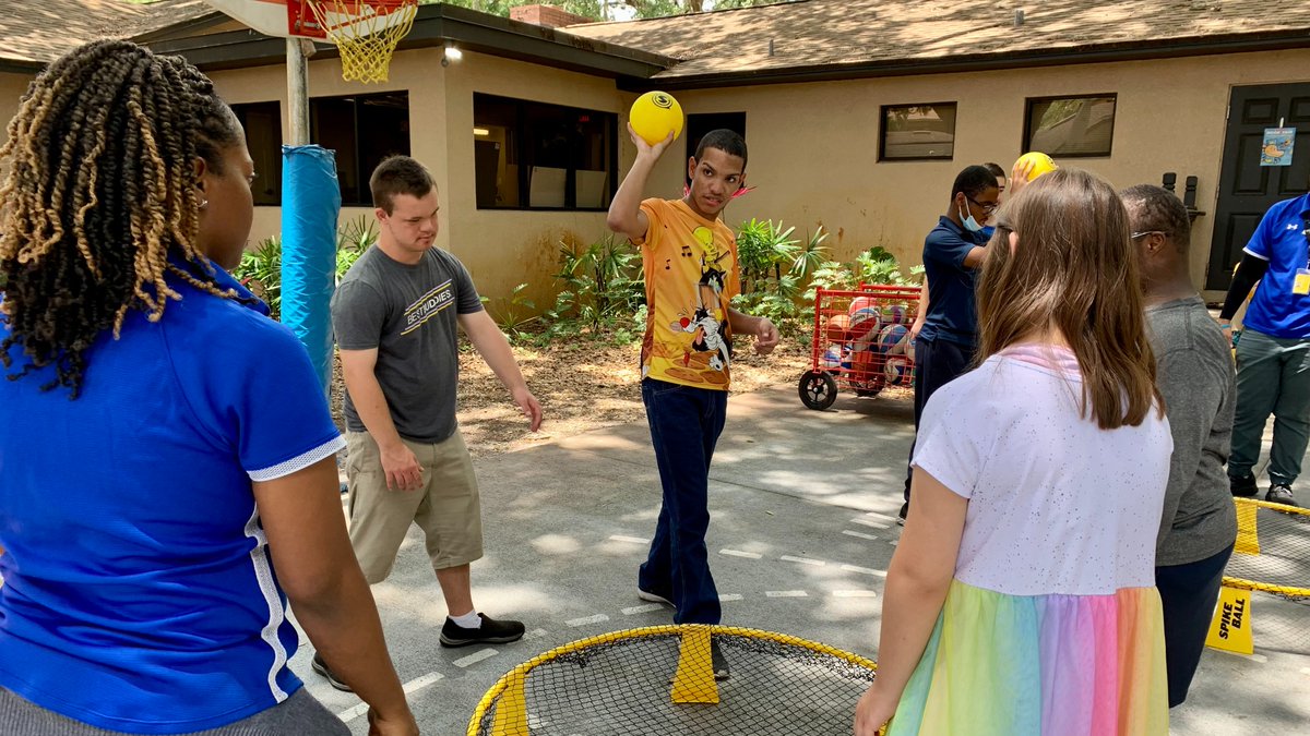 MSCatholicOrl's tweet photo. Happy Friday! We're ending the week playing Spikeball with our friends! https://t.co/aI3uCTmbJE