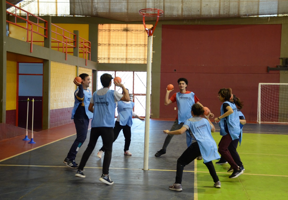 MinDepMisiones's tweet photo. Programa Municipalización de Políticas Deportivas 

Hoy, #SaltoEncantado, dictamos una Clínica de Iniciación al #Cestoball, dirigida a estudiantes del Profesorado de Educación Física. 

El ministro @Hectorjcorti  y el interventor Andrés Podkowa, acompañaron la jornada. https://t.co/rgRe0k5VGA
