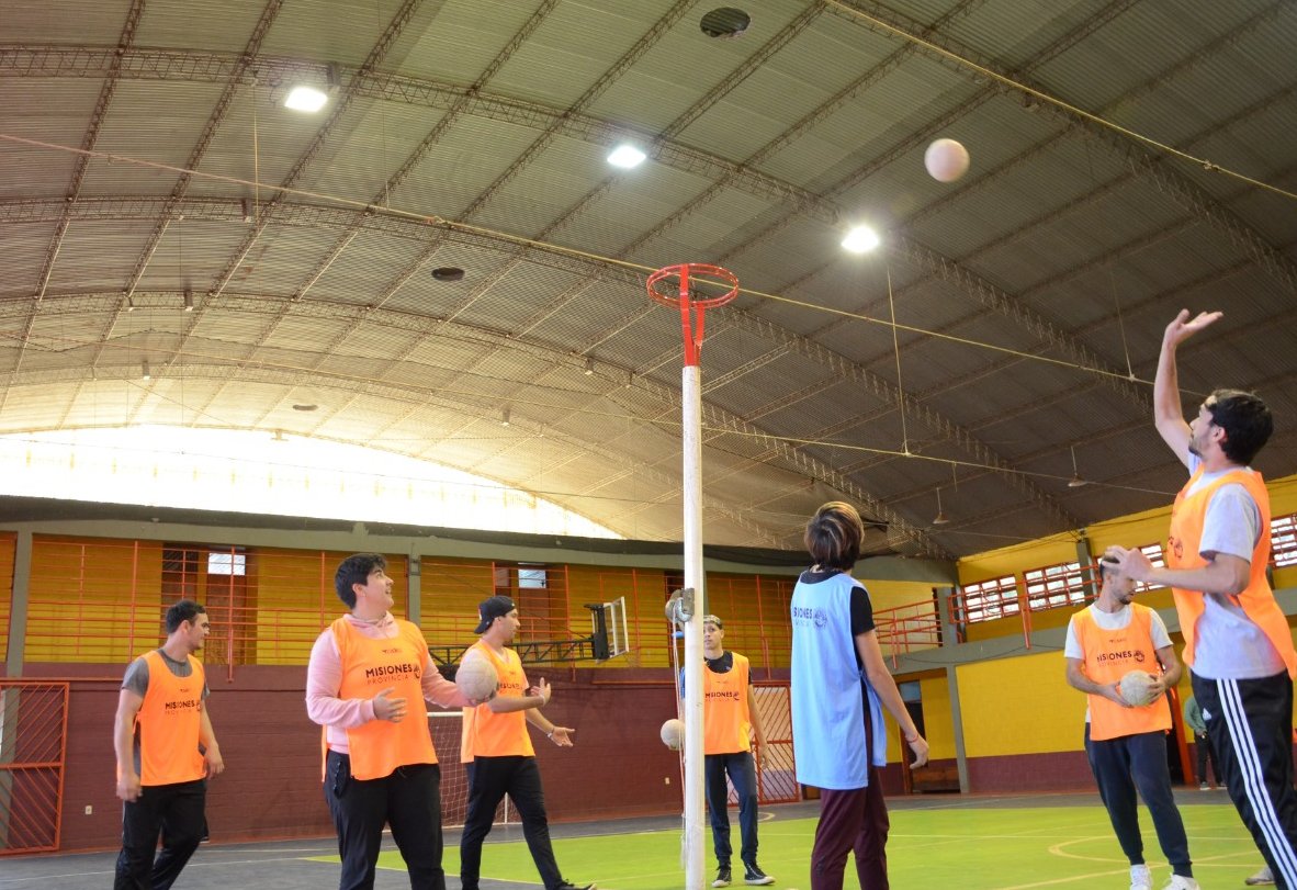 MinDepMisiones's tweet photo. Programa Municipalización de Políticas Deportivas 

Hoy, #SaltoEncantado, dictamos una Clínica de Iniciación al #Cestoball, dirigida a estudiantes del Profesorado de Educación Física. 

El ministro @Hectorjcorti  y el interventor Andrés Podkowa, acompañaron la jornada. https://t.co/rgRe0k5VGA