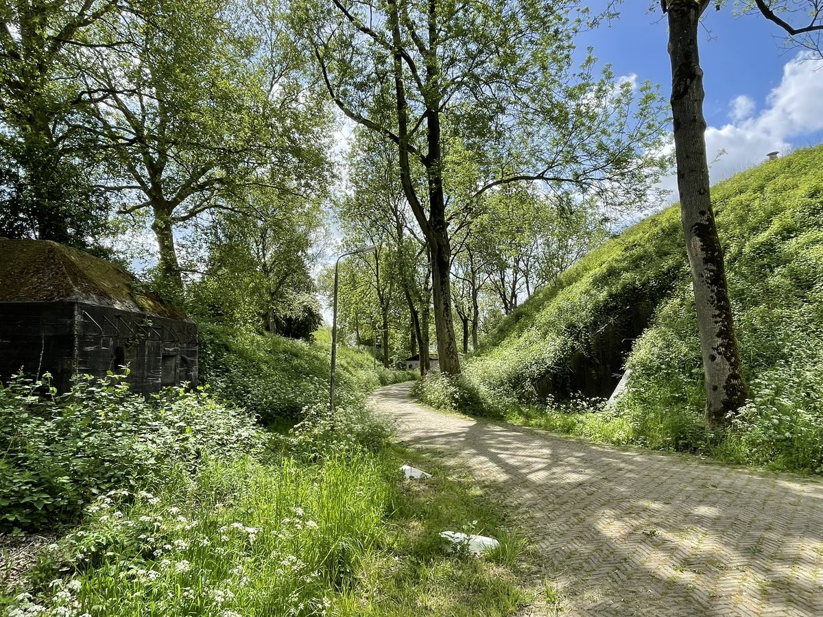 #FortEverdingen ligt op een strategische plek. Het machtige torenfort werd tussen 1842 en 1847 gebouwd op de T-splitsing tussen de #Diefdijk en Lekdijk, om zo de Nieuwe Hollandse #Waterlinie te versterken. Tegenwoordig wordt het gebruikt als camping en bierbrouwerij. #GroeneHart