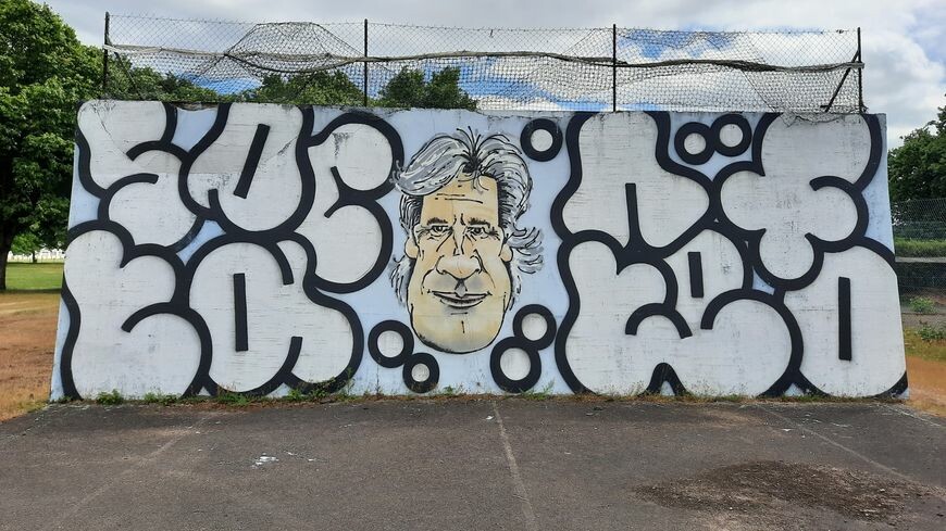 Mais qui a peint ce portrait de <a href="/SLeFoll/">Stéphane Le Foll</a>, le maire du #Mans ? Et pourquoi donc ? On vous dit tout ! ➡️ l.francebleu.fr/GZW
#streetart #ofcourselemans #graffiti #lemans #Sarthe #arturbain #Caricature