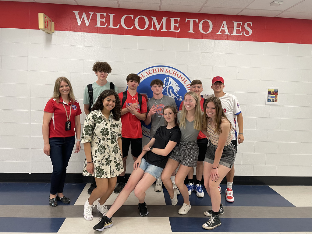 OAUpdate's tweet photo. Owego Free Academy Chemistry students in Mrs. Williams's class visited Apalachin Elementary School to conduct science experiments with first-grade classes today. Check out some more photos here: https://t.co/ySQwXdqu0b #OAisYOU #OAPride #OATraditon #OASTEAM https://t.co/leRzrlZ1SH