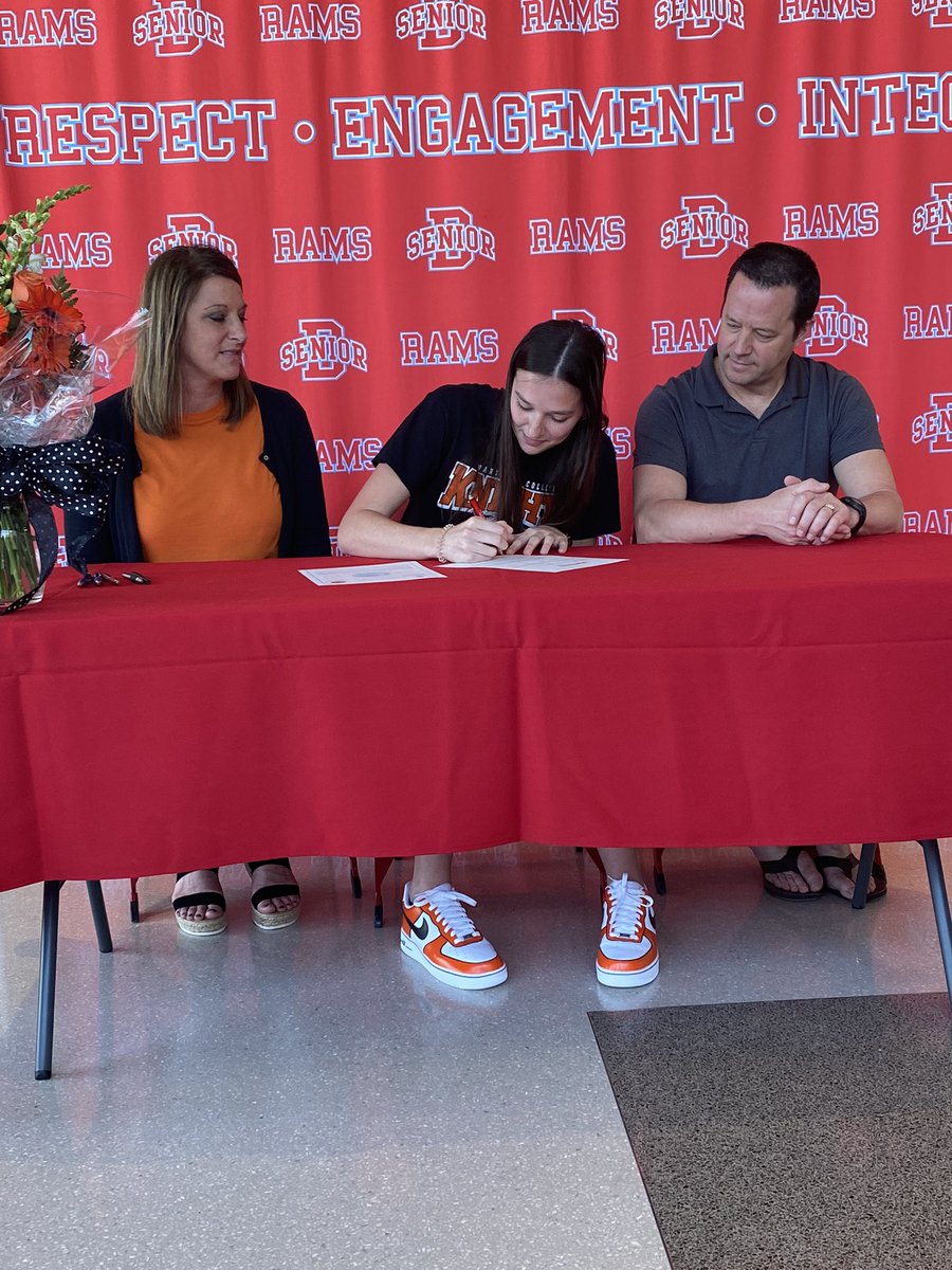 senior_wbball's tweet photo. Congratulations to Big Liv on signing to continue her academic and athletic career at Wartburg! Wish you nothing but the best in your future! https://t.co/NRvmeOOTQA