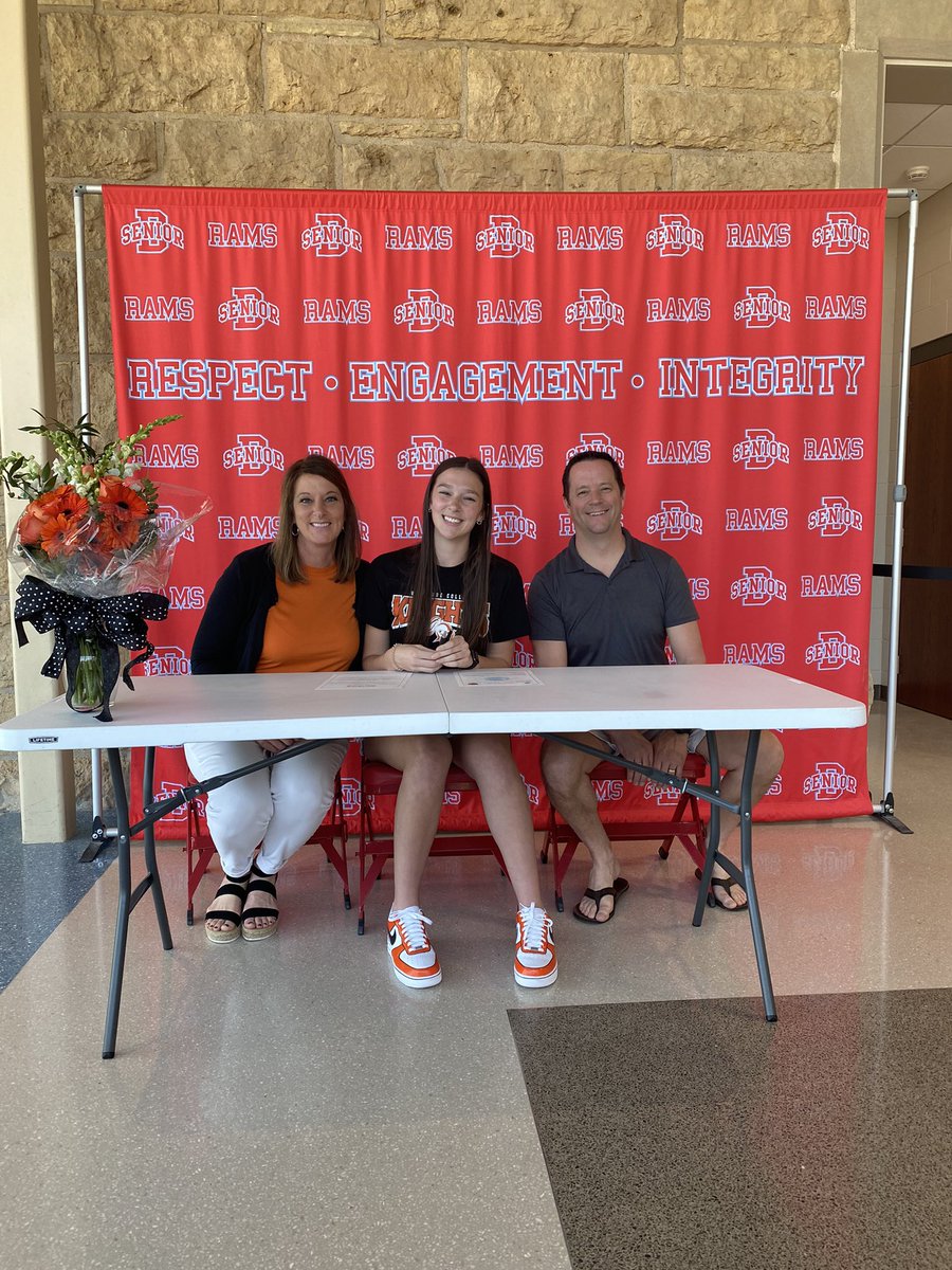 senior_wbball's tweet photo. Congratulations to Big Liv on signing to continue her academic and athletic career at Wartburg! Wish you nothing but the best in your future! https://t.co/NRvmeOOTQA