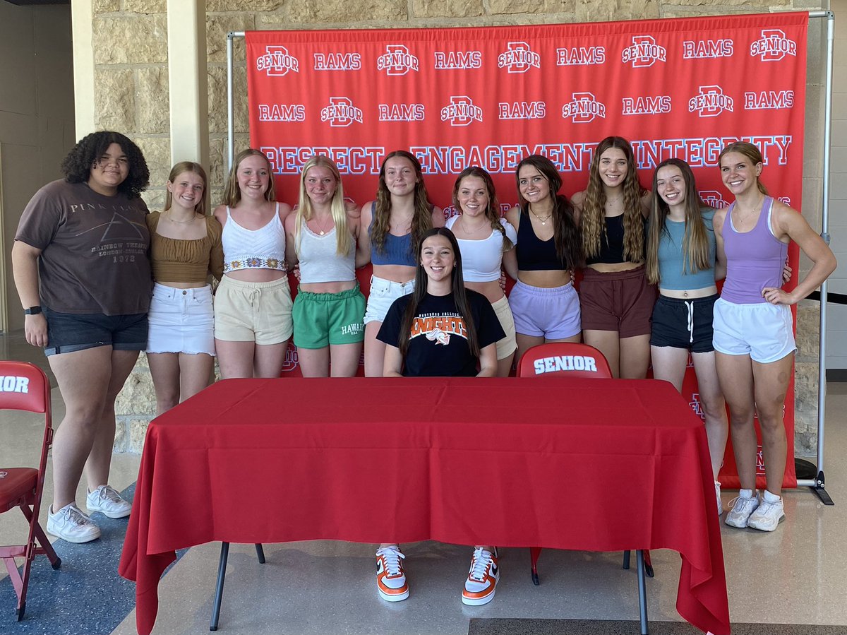 senior_wbball's tweet photo. Congratulations to Big Liv on signing to continue her academic and athletic career at Wartburg! Wish you nothing but the best in your future! https://t.co/NRvmeOOTQA