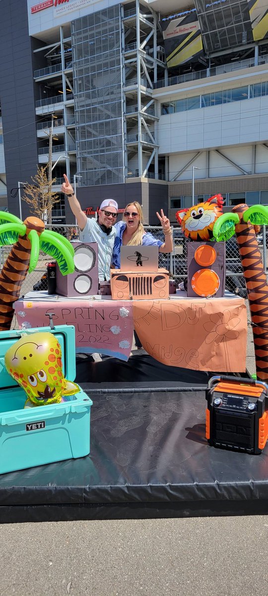 The Beach 🏖 came to <a href="/POW_HWDSB/">Prince of Wales ES</a> today! DJ <a href="/MrMidgley/">Matt Midgley</a> in the concrete jungle! 🌞🎵With special guests DJ Panju <a href="/mmpanju/">Mubina Panju</a> and DJ Aggs