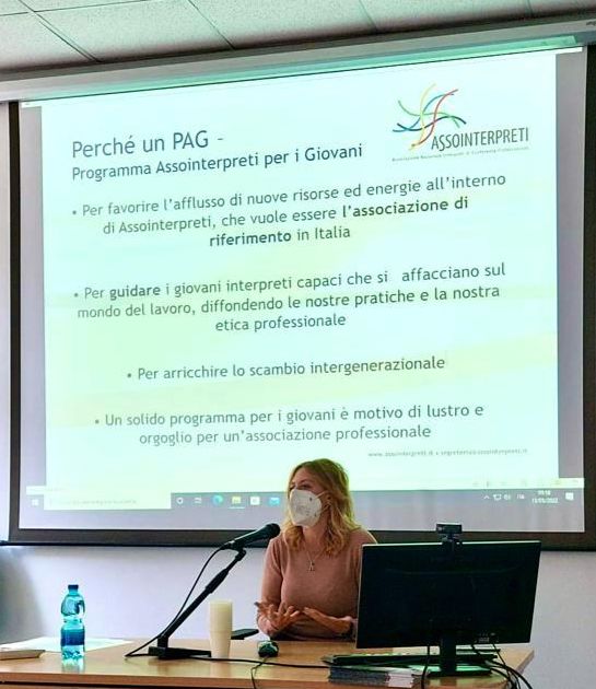 Assointerpreti's tweet photo. La nostra socia PVdAL Simona Caldera e componente della Commissione PAG interviene al convegno La SSLMIT e le esigenze professionali in Italia e all’estero e presenta il Programma Assointerpreti per i Giovani
#Assointerpreti #1nt #students https://t.co/zQ9UB9L1Nz