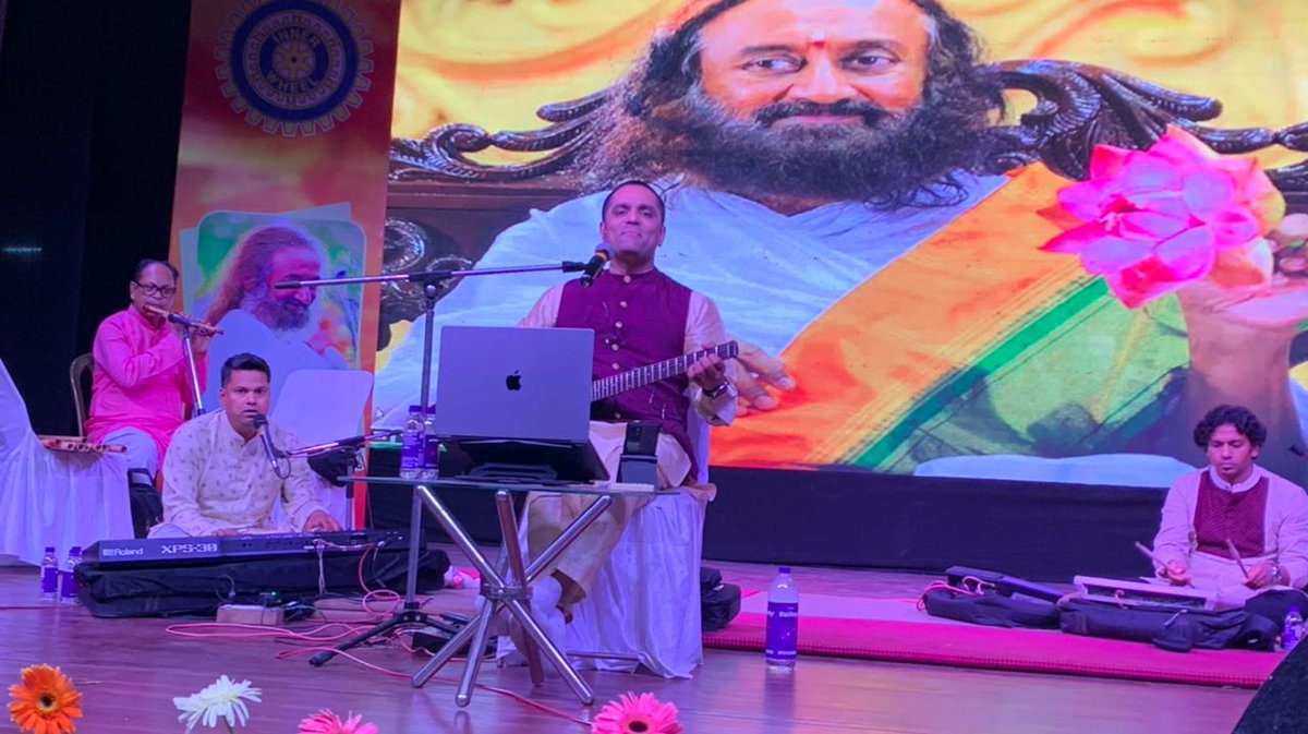 tarkishorepd's tweet photo. प्रसिद्ध आध्यात्मिक गुरु @SriSri जी के जन्मदिन व #TheArtofLiving संस्था के 40 वर्ष पूर्ण होने पर आज पटना में आयोजित संगीत सन्ध्या में वरीय नेताओं के साथ शामिल हुआ। कार्यक्रम में अंतर्राष्ट्रीय भजन गायक नितिन डावर जी की प्रस्तुतियां मन मोहने वाली थी। https://t.co/pKy9Yjdzsb