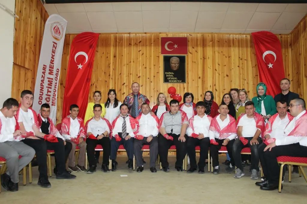 EskisehirHalk's tweet photo. Engelliler Haftası kapsamında, kurumumuzda “Asker Kına Yakma” törenimizi büyük bir coşku ve sevinçle gerçekleştirdik. Törenimizde emeği geçenlere ve bizleri yalnız bırakmayan konuklarımıza teşekkür ediyoruz. En büyük asker bizim asker!..
#EngellilerHaftasi 
#askerkinasi
#ohem https://t.co/ql62cAl4ck