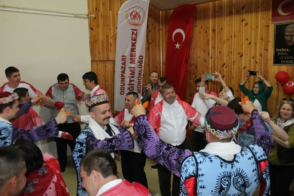 EskisehirHalk's tweet photo. Engelliler Haftası kapsamında, kurumumuzda “Asker Kına Yakma” törenimizi büyük bir coşku ve sevinçle gerçekleştirdik. Törenimizde emeği geçenlere ve bizleri yalnız bırakmayan konuklarımıza teşekkür ediyoruz. En büyük asker bizim asker!..
#EngellilerHaftasi 
#askerkinasi
#ohem https://t.co/ql62cAl4ck