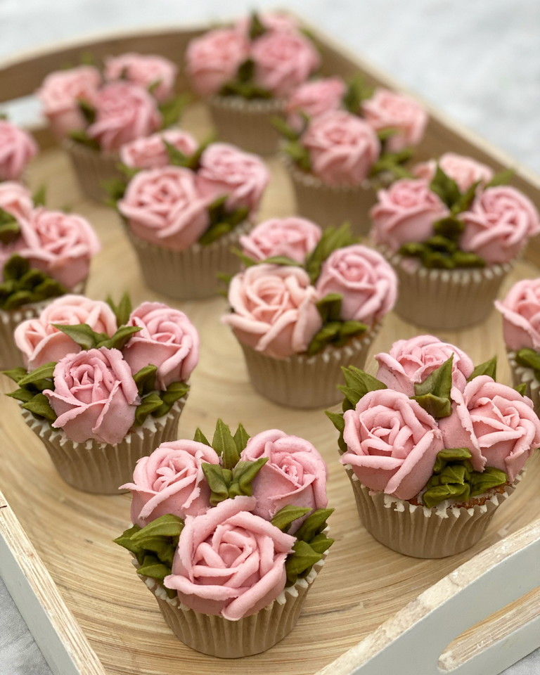 Pretty pinks 
#cupcakes #cupcakebouquets #cakeart #prettypretty #SBS #QueenOf #WOW  #HandmadeHour #buttercream #tenterden #frosting #smallbusiness #wedding #sbs #SmartSocial #cupcakes 
taylormadecakecourses.co.uk
