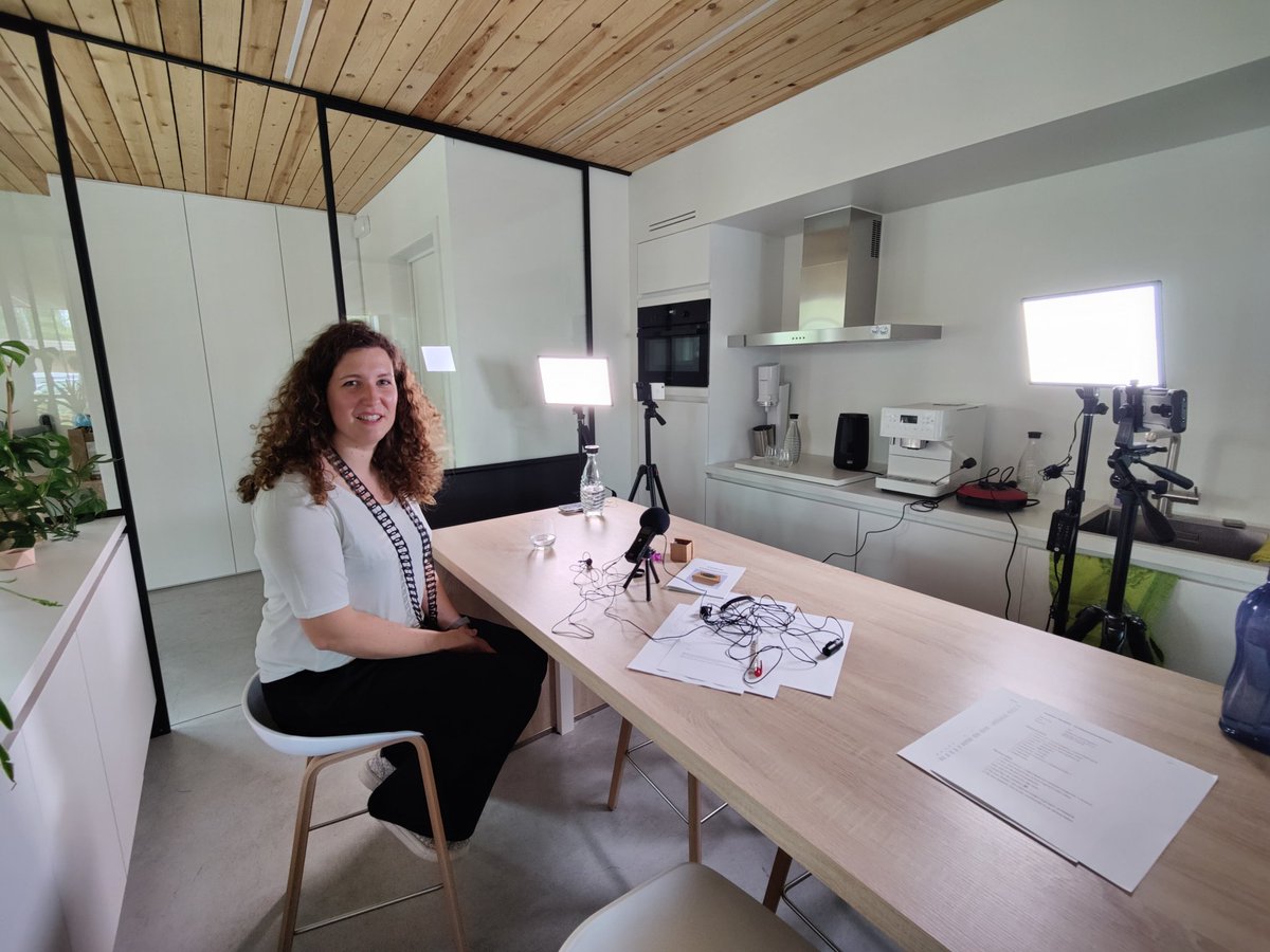 3e opname van m'n podcast. Interessante tips en inzichten van <a href="/Delphine_VB/">Delphine Van Belleghem</a> voor interesse heeft.
Timing: najaar '22. Eerst nog wat herschrijven aan mijn boek, nog wat extra gasten voor de microfoon (en camera) halen en dat boek ook op papier krijgen.
'k Wil er #content van zijn!