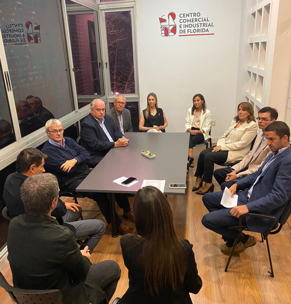 CamaraUY's tweet photo. Ayer estuvieron presentes en el @CCIFda autoridades de la @CamaraUY, entre ellos el Presidente Daniel Sapelli. Se visitó a algunos comercios e instalaciones de la ciudad.
Queremos destacar el reciente logro alcanzado: el Florida Cowork.

¡Felicitaciones y muchos éxitos Florida! https://t.co/v0XpDBSDvG