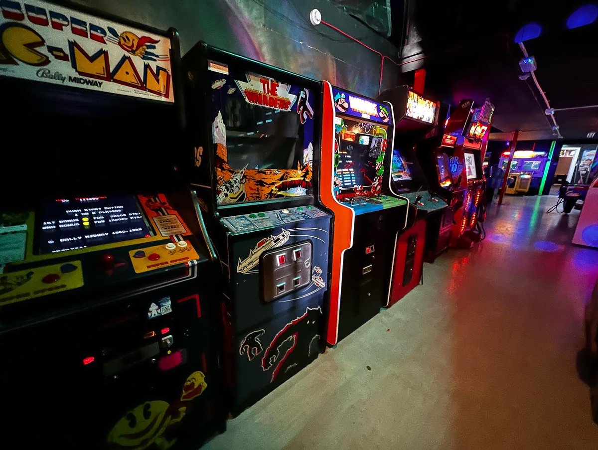 InsanityRetro's tweet photo. The racing row is now looking fantastic 🔥 huge week for new machines added, another big shuffle around with increased seating and a quieter area, a kids corner added with half height machines and a junior racing game on the Xbox and repairs galore!! https://t.co/Pjj9fxp4k6