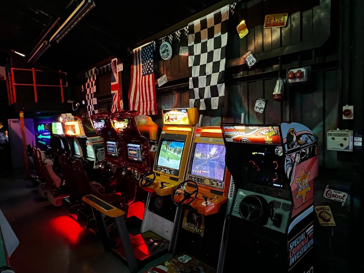 InsanityRetro's tweet photo. The racing row is now looking fantastic 🔥 huge week for new machines added, another big shuffle around with increased seating and a quieter area, a kids corner added with half height machines and a junior racing game on the Xbox and repairs galore!! https://t.co/Pjj9fxp4k6